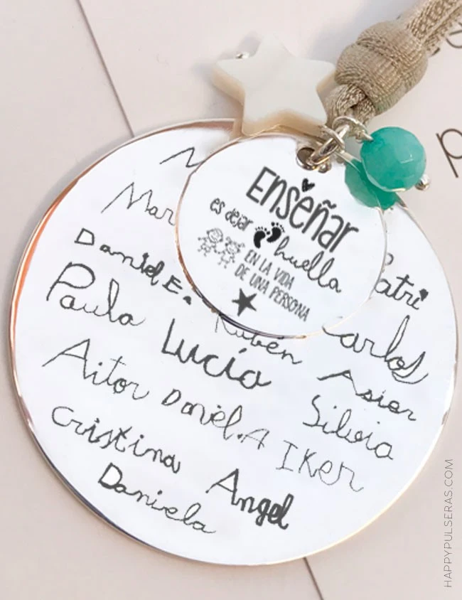 Collar para profesores con doble medalla de plata grabadas con dedicatoria y firmas de todos los alumnos Collar para profesores con doble medalla de plata grabadas con dedicatoria y firmas de todos los alumnos