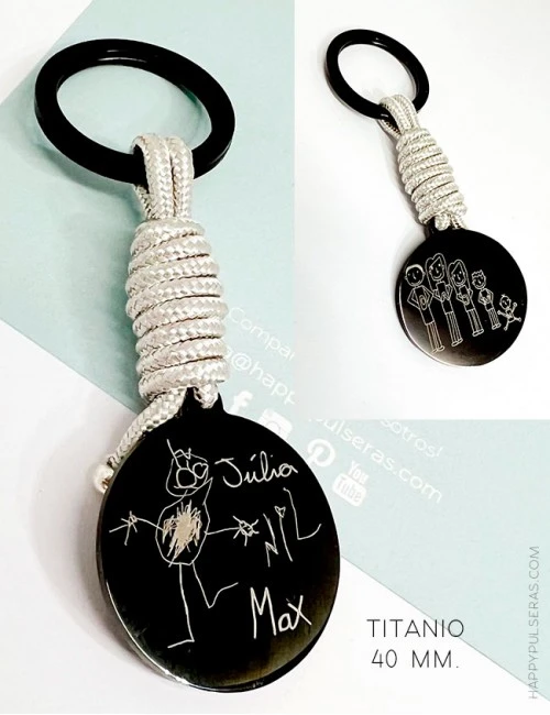 llaveros personalizados de titanio grabados con dos dibujos- cordón naútico de colores- happypulseras