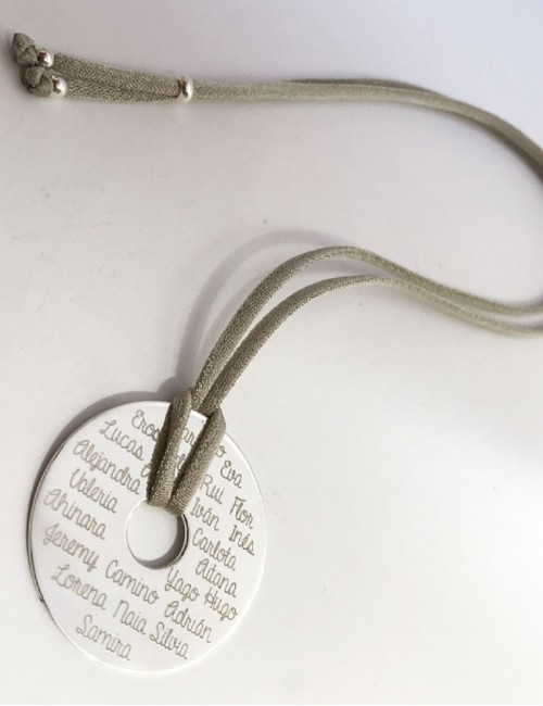 pulsera cordón elástico seda con donut plata 40 mm grabado con nombres niños