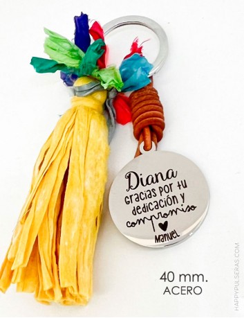 Llavero de pompón amarillo con medalla de 40 mm. de acero grabada con dedicatoria acompañada de dibujos. Happypulseras.