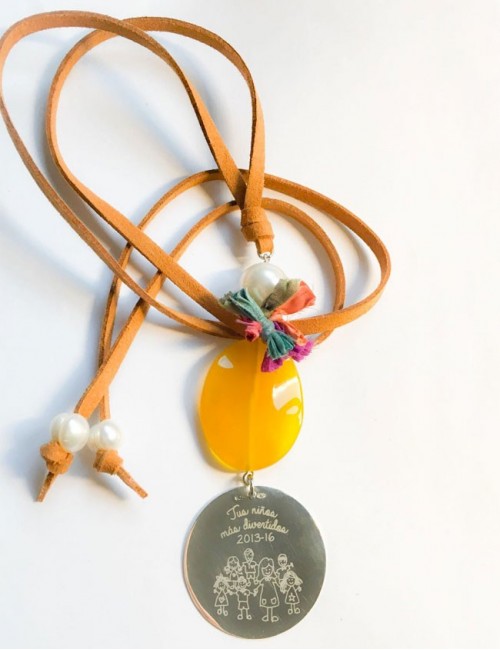 collar con piedra a color y  medalla plata grabada con frase, nombres o dedicatoria. Varios tonos disponibles