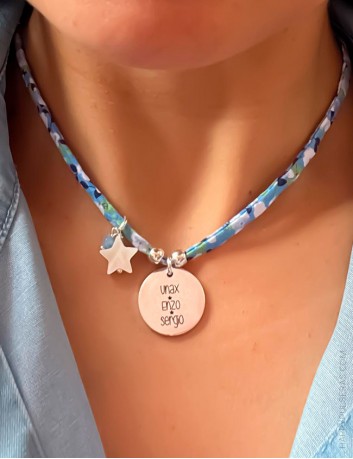 Collar gargantilla con tela flores liberty azulona con medalla para personalizar- Happy