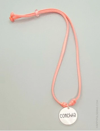 Colgante elástico seda en color pastel con medalla redonda nácar blanco - happypulseras