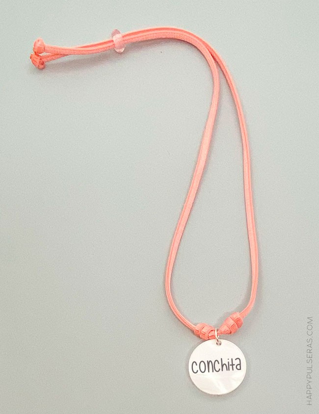 Colgante elástico seda en color pastel con medalla redonda nácar blanco - happypulseras