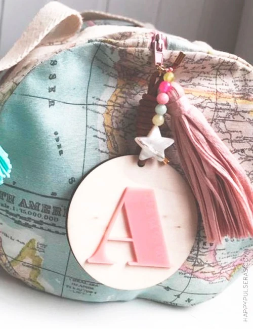 Colgadores mochila para niños con la inicial madera y acrílico con o sin pompón - Happypulseras