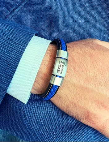 Regala pulseras de cuero trenzado en color azul con medallas de acero mate grabadas a tu gusto - también en negro y marrón