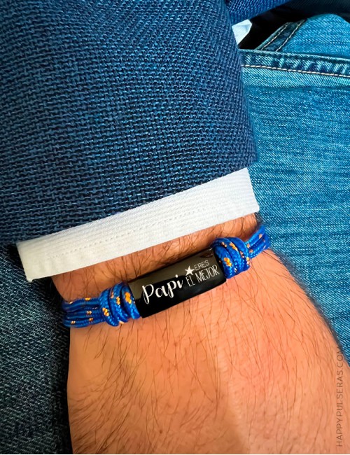 Pulsera náutica con cordones a color y medalla de titanio negro para grabar la dedicatoria que quieras