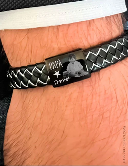 Pulsera personalizada con hilo metálico plateado y medalla de titanio grabada con foto