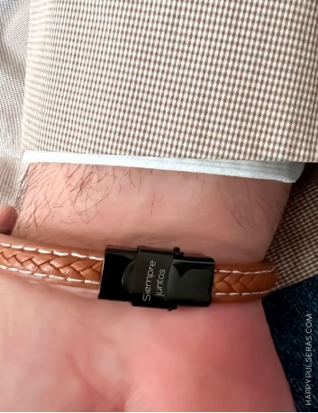 En los modelos de pulseras personalizadas de cuero, puedes grabar también el cierre de la pulsera - Happypulseras