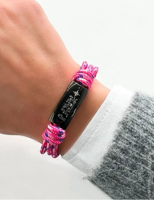 Pulsera náutica con cordones a color y medalla de titanio negro para grabar la dedicatoria que quieras- color rosa