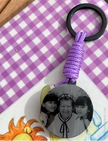 Llavero con medalla de titanio grabada con foto y cordón en color violeta - Happypulseras