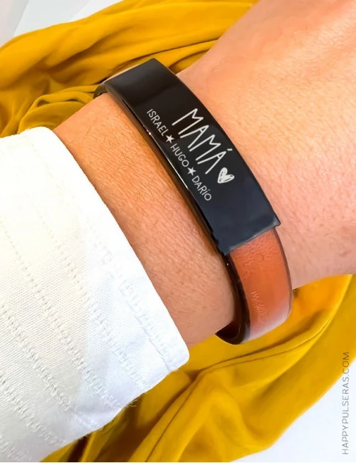 Pulsera personalizada de cuero natural y titanio, graba el mensaje que quieras. Happypulseras