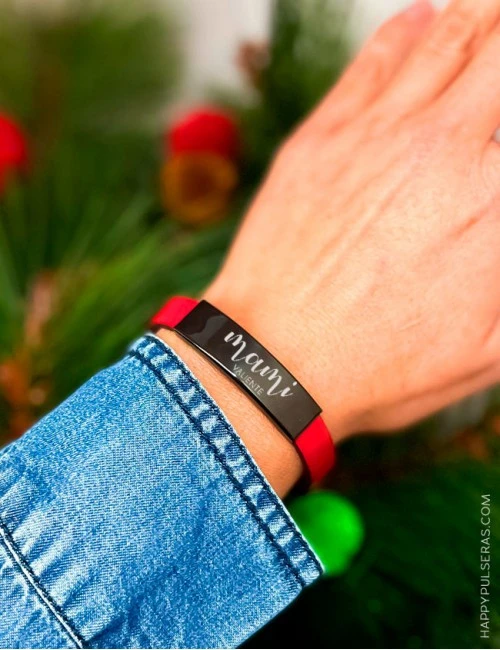 Pulseras de cuero personalizada en color rojo con medalla de titanio grabada con tu mensaje - Happypulseras