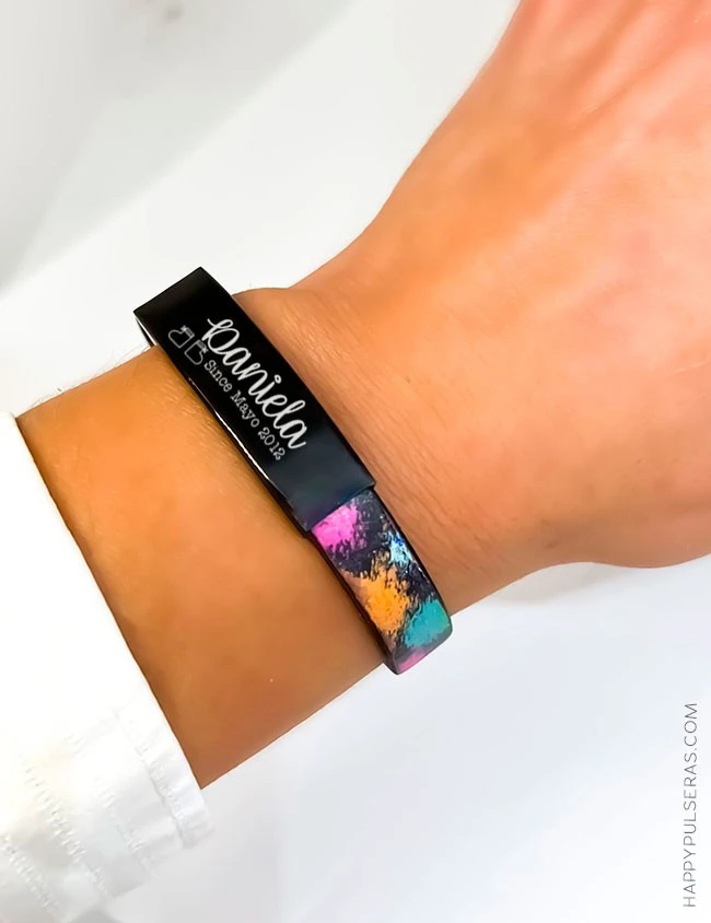 Pulsera de cuero estampada modelo grafiti de colores llamativos - personaliza con el grabado que quieras Pulsera de cuero estampada modelo grafiti de colores llamativos - personaliza con el grabado que quieras