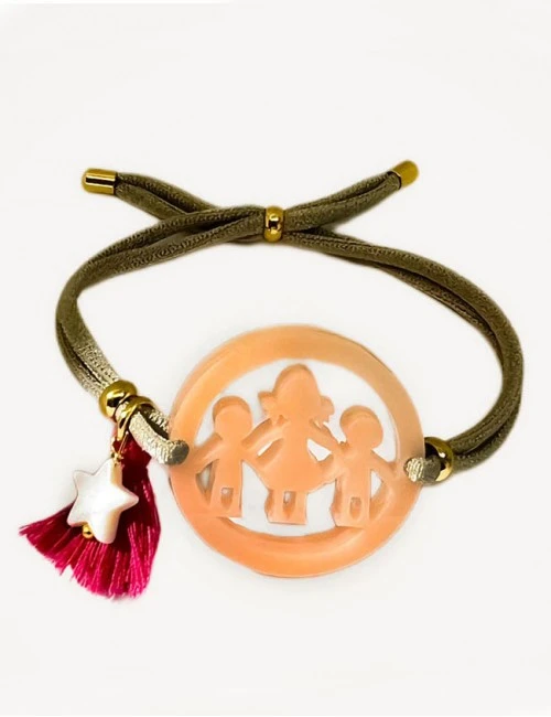 Pulsera seda verde olivo, podemos hacer la combinación de muñecos con mamá que quieras.