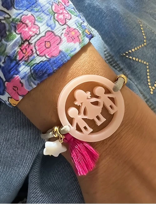 Pulsera personalizable con pieza mamá y niños en color beige- Happypulseras