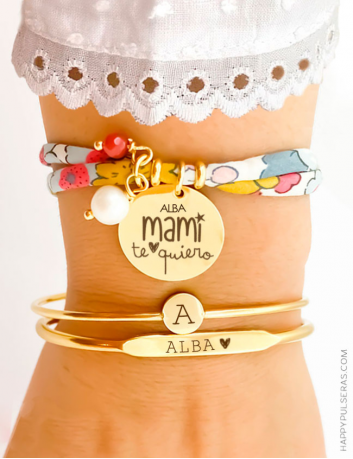 Combinación pulseras de tela Liberty flores con brazaletes finos rígidos dorados con inicial y nombre