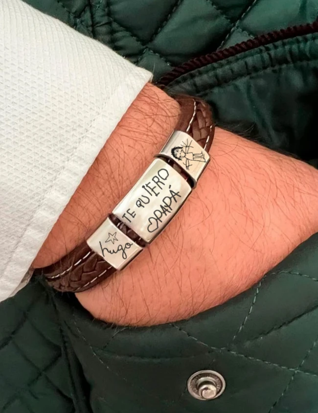 Pulsera cuero chocolate y acero inoxidable con dibujos personalizados. Especial para el día del Padre Pulsera cuero chocolate y acero inoxidable con dibujos personalizados. Especial para el día del Padre
