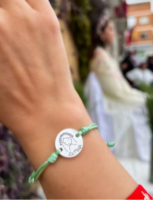 Pulsera acrílico blanco nácar con frase personalizable, ideal para regalar en la Primera Comunión