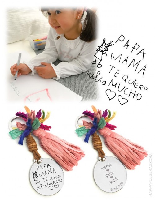 regalo original llavero con pompón y medalla de acero grabada con dibujo o escrito a mano hecho por niño