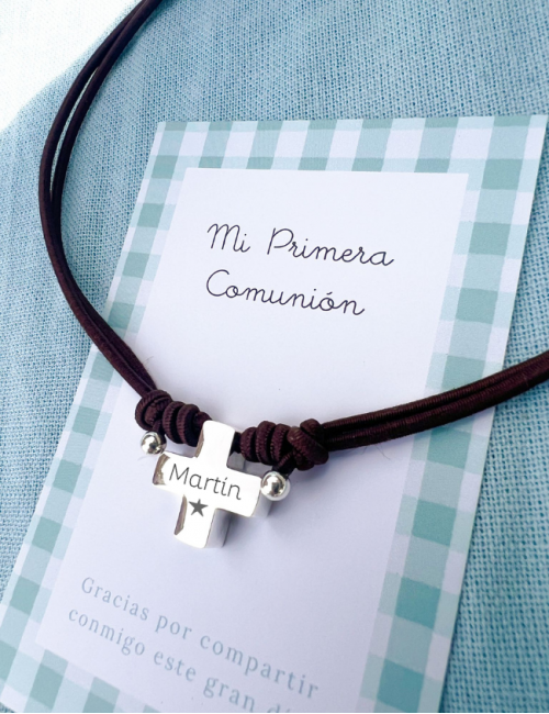 colgante elástico con tarjeta de detalles de Primera Comunión